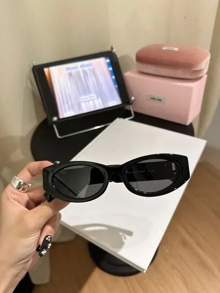 عینک آفتابی زنانه برند میومیو ( MIUMIU ) مدل SMU11W | ساخت کشور چین (OEM BY CHINA)