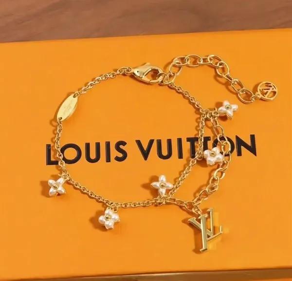 دستبند نقره زنانه برند لویی ویتون ( LOUIS VUITTON ) مدل گلستان | ساخت کشور چین (OEM BY CHINA)