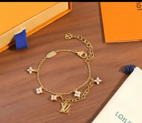 دستبند نقره زنانه برند لویی ویتون ( LOUIS VUITTON ) مدل گلستان | ساخت کشور چین (OEM BY CHINA)
