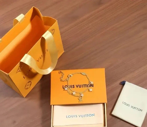 دستبند نقره زنانه برند لویی ویتون ( LOUIS VUITTON ) مدل گلستان | ساخت کشور چین (OEM BY CHINA)
