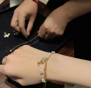 دستبند نقره زنانه برند لویی ویتون ( LOUIS VUITTON ) مدل گلستان | ساخت کشور چین (OEM BY CHINA)