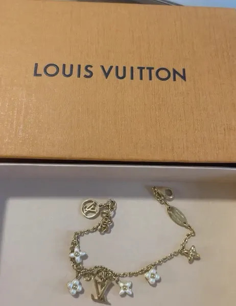 دستبند نقره زنانه برند لویی ویتون ( LOUIS VUITTON ) مدل گلستان | ساخت کشور چین (OEM BY CHINA)