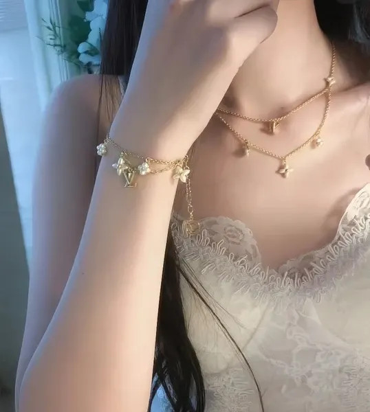 دستبند نقره زنانه برند لویی ویتون ( LOUIS VUITTON ) مدل گلستان | ساخت کشور چین (OEM BY CHINA)