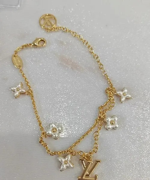 دستبند نقره زنانه برند لویی ویتون ( LOUIS VUITTON ) مدل گلستان | ساخت کشور چین (OEM BY CHINA)