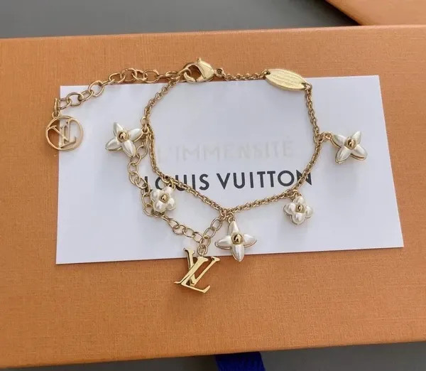دستبند نقره زنانه برند لویی ویتون ( LOUIS VUITTON ) مدل گلستان | ساخت کشور چین (OEM BY CHINA)