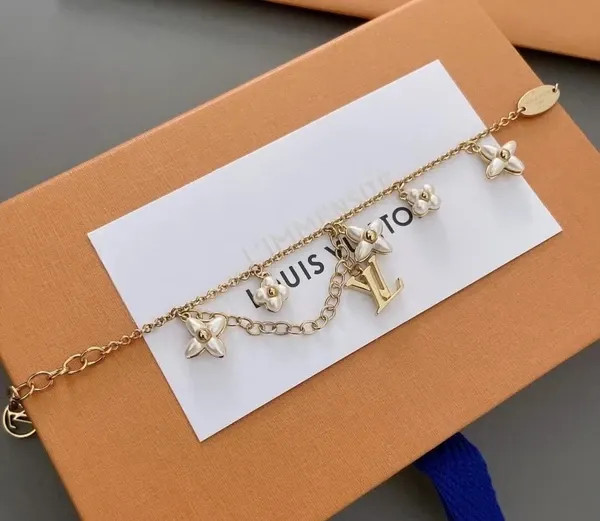 دستبند نقره زنانه برند لویی ویتون ( LOUIS VUITTON ) مدل گلستان | ساخت کشور چین (OEM BY CHINA)