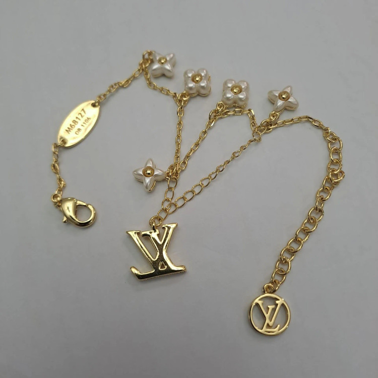 دستبند نقره زنانه برند لویی ویتون ( LOUIS VUITTON ) مدل گلستان | ساخت کشور چین (OEM BY CHINA)