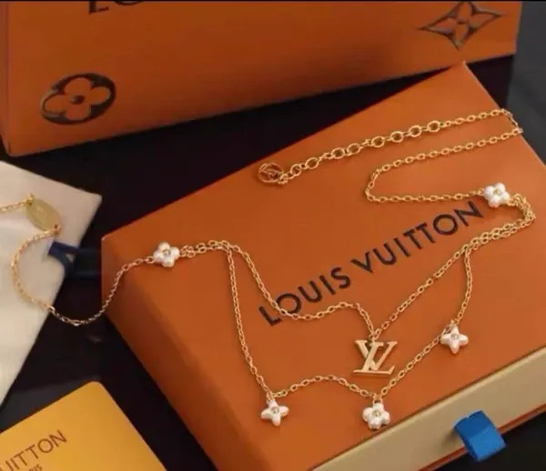 گردنبند نقره زنانه برند لویی ویتون ( LOUIS VUITTON ) مدل گلستان | ساخت کشور چین (OEM BY CHINA)