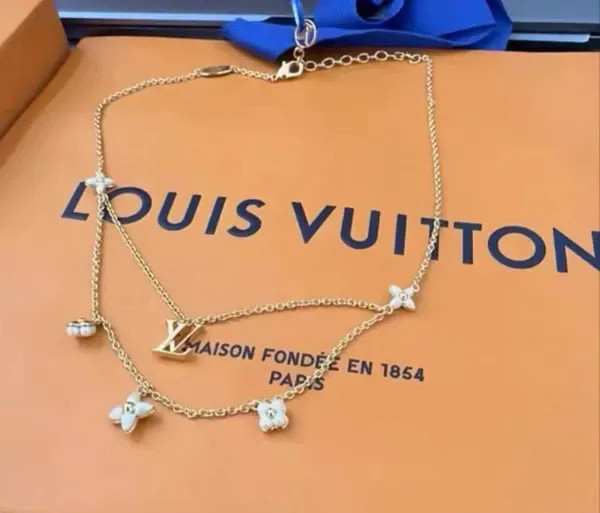 گردنبند نقره زنانه برند لویی ویتون ( LOUIS VUITTON ) مدل گلستان | ساخت کشور چین (OEM BY CHINA)