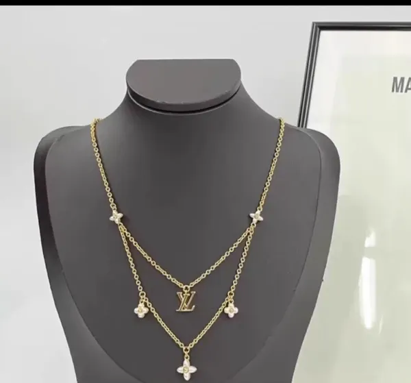 گردنبند نقره زنانه برند لویی ویتون ( LOUIS VUITTON ) مدل گلستان | ساخت کشور چین (OEM BY CHINA)