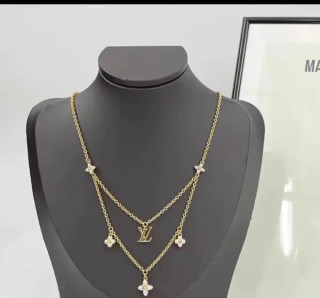 گردنبند نقره زنانه برند لویی ویتون ( LOUIS VUITTON ) مدل گلستان | ساخت کشور چین (OEM BY CHINA)