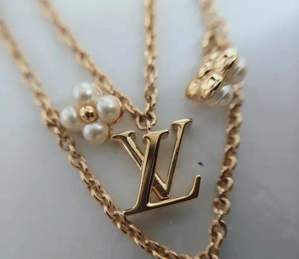 گردنبند نقره زنانه برند لویی ویتون ( LOUIS VUITTON ) مدل گلستان | ساخت کشور چین (OEM BY CHINA)