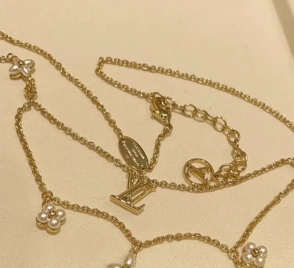 گردنبند نقره زنانه برند لویی ویتون ( LOUIS VUITTON ) مدل گلستان | ساخت کشور چین (OEM BY CHINA)