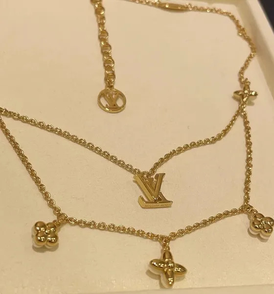 گردنبند نقره زنانه برند لویی ویتون ( LOUIS VUITTON ) مدل گلستان | ساخت کشور چین (OEM BY CHINA)