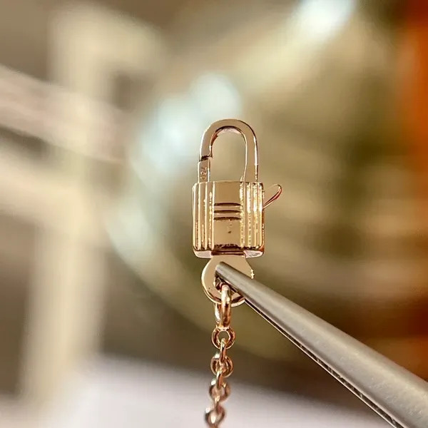 گردنبند نقره زنانه برند هرمس ( HERMES ) مدل کیف دستی | ساخت کشور چین (OEM BY CHINA)