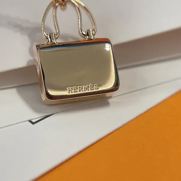 گردنبند نقره زنانه برند هرمس ( HERMES ) مدل کیف دستی | ساخت کشور چین (OEM BY CHINA)