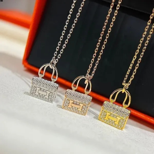 گردنبند نقره زنانه برند هرمس ( HERMES ) مدل کیف دستی | ساخت کشور چین (OEM BY CHINA)