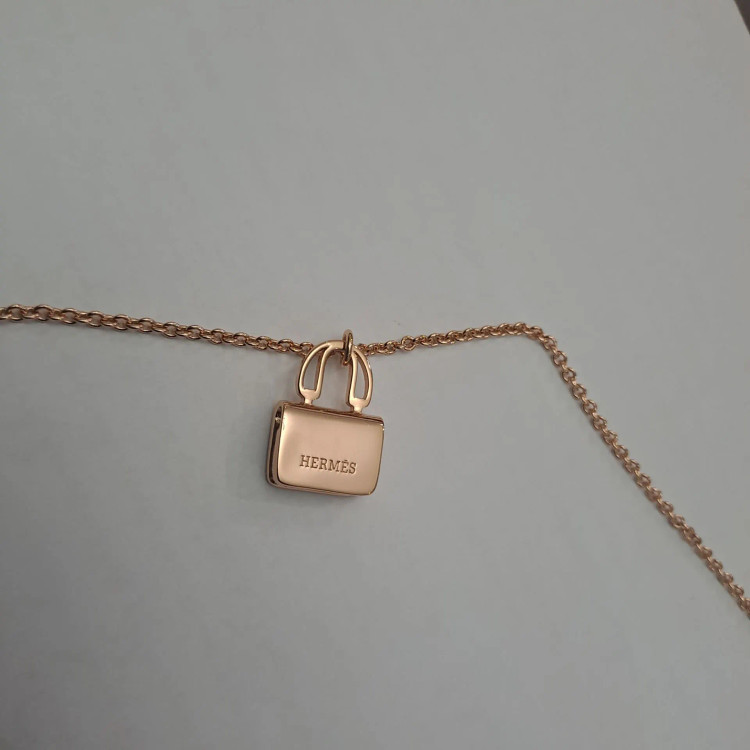 گردنبند نقره زنانه برند هرمس ( HERMES ) مدل کیف دستی | ساخت کشور چین (OEM BY CHINA)