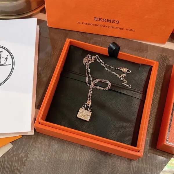 گردنبند نقره زنانه برند هرمس ( HERMES ) مدل کیف دستی | ساخت کشور چین (OEM BY CHINA)