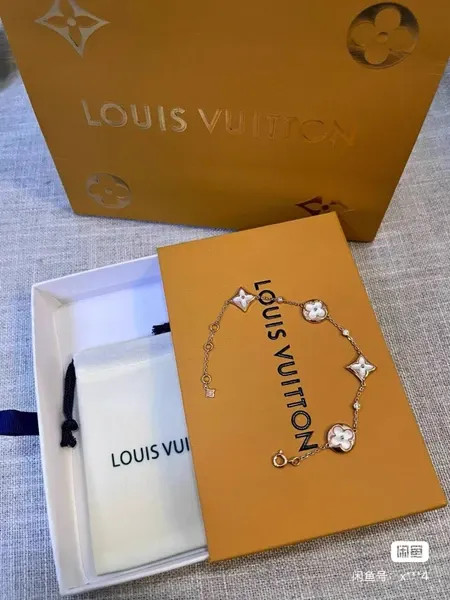 دستبند نقره زنانه لویی ویتون ( LOUIS VUITTON ) مدل فلور کوآتر | ساخت کشور چین (OEM BY CHINA)