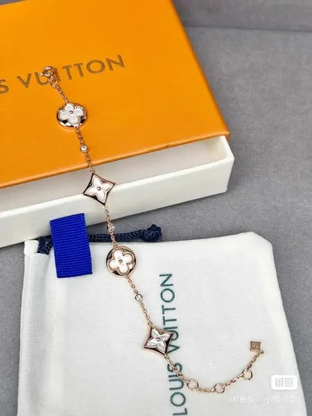دستبند نقره زنانه لویی ویتون ( LOUIS VUITTON ) مدل فلور کوآتر | ساخت کشور چین (OEM BY CHINA)