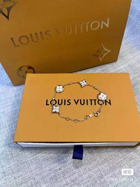 دستبند نقره زنانه لویی ویتون ( LOUIS VUITTON ) مدل فلور کوآتر | ساخت کشور چین (OEM BY CHINA)