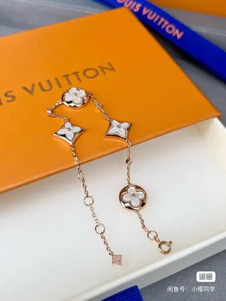 دستبند نقره زنانه لویی ویتون ( LOUIS VUITTON ) مدل فلور کوآتر | ساخت کشور چین (OEM BY CHINA)