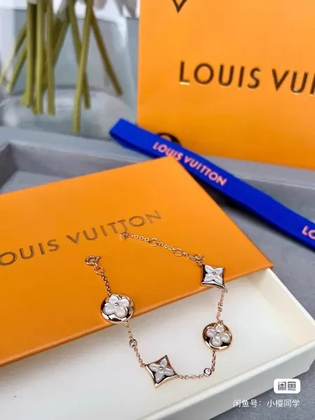 دستبند نقره زنانه لویی ویتون ( LOUIS VUITTON ) مدل فلور کوآتر | ساخت کشور چین (OEM BY CHINA)
