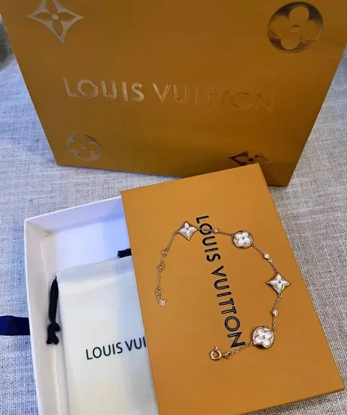دستبند نقره زنانه لویی ویتون ( LOUIS VUITTON ) مدل فلور کوآتر | ساخت کشور چین (OEM BY CHINA)