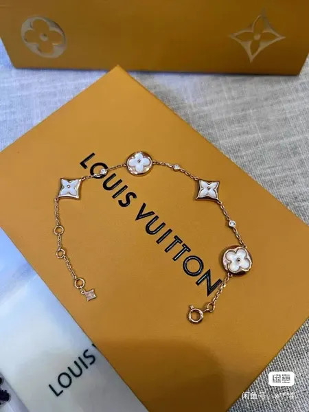 دستبند نقره زنانه لویی ویتون ( LOUIS VUITTON ) مدل فلور کوآتر | ساخت کشور چین (OEM BY CHINA)