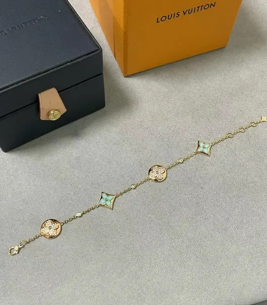 دستبند نقره زنانه لویی ویتون ( LOUIS VUITTON ) مدل فلور کوآتر | ساخت کشور چین (OEM BY CHINA)