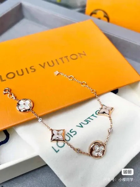 دستبند نقره زنانه لویی ویتون ( LOUIS VUITTON ) مدل فلور کوآتر | ساخت کشور چین (OEM BY CHINA)