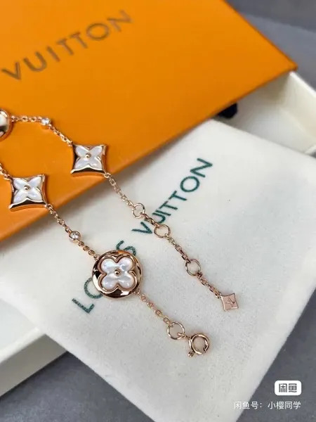 دستبند نقره زنانه لویی ویتون ( LOUIS VUITTON ) مدل فلور کوآتر | ساخت کشور چین (OEM BY CHINA)