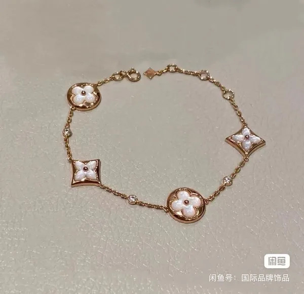 دستبند نقره زنانه لویی ویتون ( LOUIS VUITTON ) مدل فلور کوآتر | ساخت کشور چین (OEM BY CHINA)