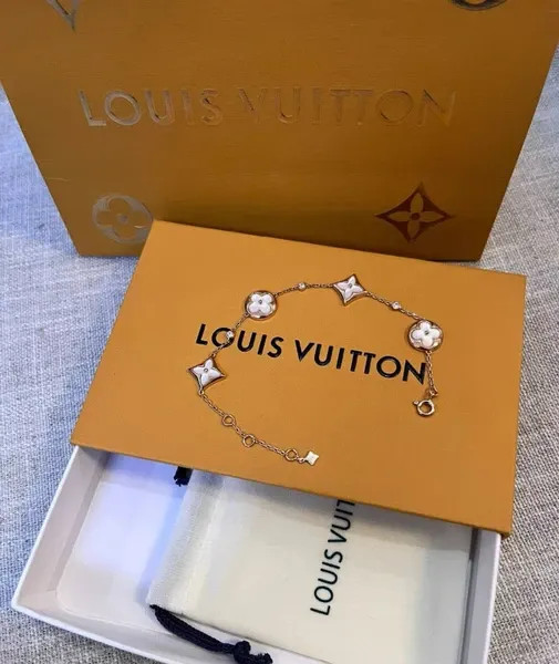 دستبند نقره زنانه لویی ویتون ( LOUIS VUITTON ) مدل فلور کوآتر | ساخت کشور چین (OEM BY CHINA)