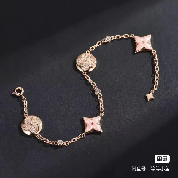 دستبند نقره زنانه لویی ویتون ( LOUIS VUITTON ) مدل فلور کوآتر | ساخت کشور چین (OEM BY CHINA)