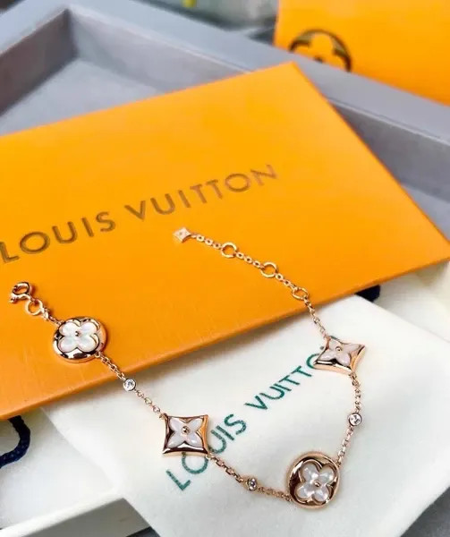 دستبند نقره زنانه لویی ویتون ( LOUIS VUITTON ) مدل فلور کوآتر | ساخت کشور چین (OEM BY CHINA)