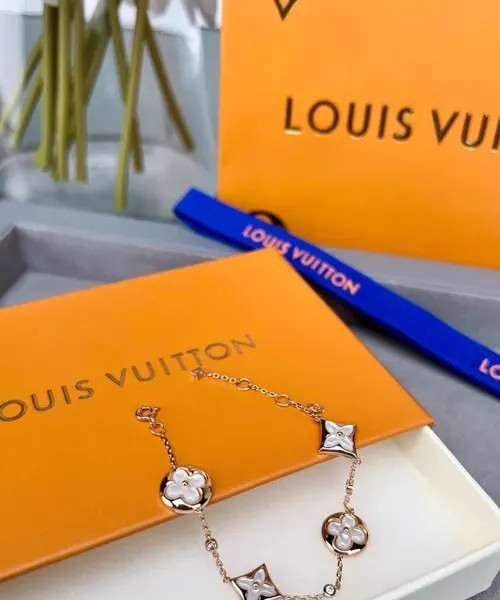 دستبند نقره زنانه لویی ویتون ( LOUIS VUITTON ) مدل فلور کوآتر | ساخت کشور چین (OEM BY CHINA)