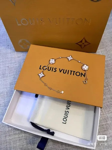 دستبند نقره زنانه لویی ویتون ( LOUIS VUITTON ) مدل فلور کوآتر | ساخت کشور چین (OEM BY CHINA)