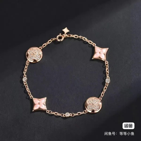 دستبند نقره زنانه لویی ویتون ( LOUIS VUITTON ) مدل فلور کوآتر | ساخت کشور چین (OEM BY CHINA)
