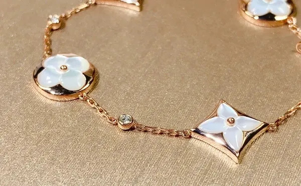 دستبند نقره زنانه لویی ویتون ( LOUIS VUITTON ) مدل فلور کوآتر | ساخت کشور چین (OEM BY CHINA)