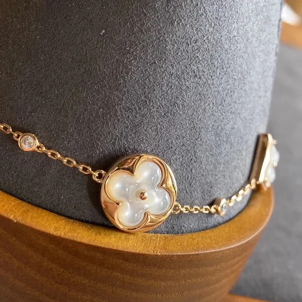دستبند نقره زنانه لویی ویتون ( LOUIS VUITTON ) مدل فلور کوآتر | ساخت کشور چین (OEM BY CHINA)