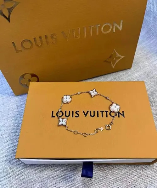 دستبند نقره زنانه لویی ویتون ( LOUIS VUITTON ) مدل فلور کوآتر | ساخت کشور چین (OEM BY CHINA)