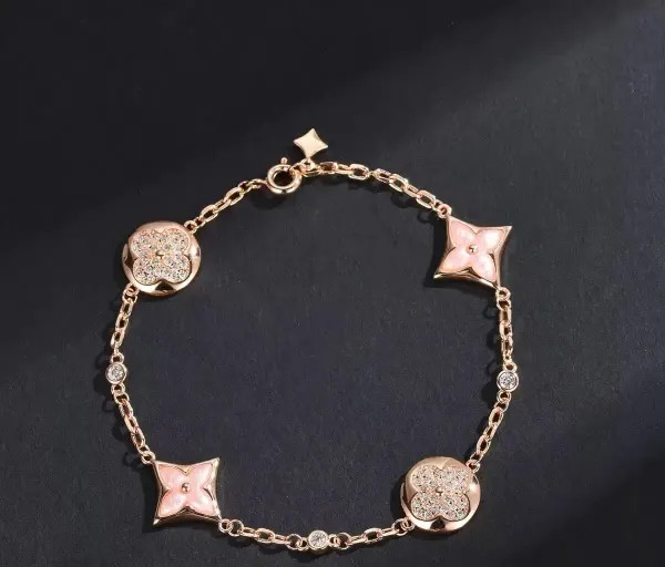 دستبند نقره زنانه لویی ویتون ( LOUIS VUITTON ) مدل فلور کوآتر | ساخت کشور چین (OEM BY CHINA)