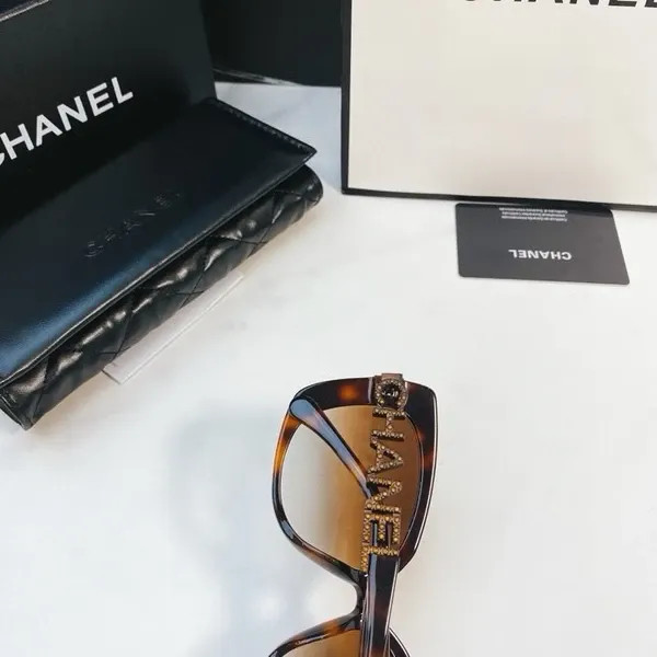 عینک آفتابی زنانه برند شنل ( CHANEL ) مدل CH5422 | ساخت کشور چین (OEM BY CHINA)